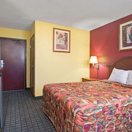 Days Inn By Wyndham Torrington Kültér fotó