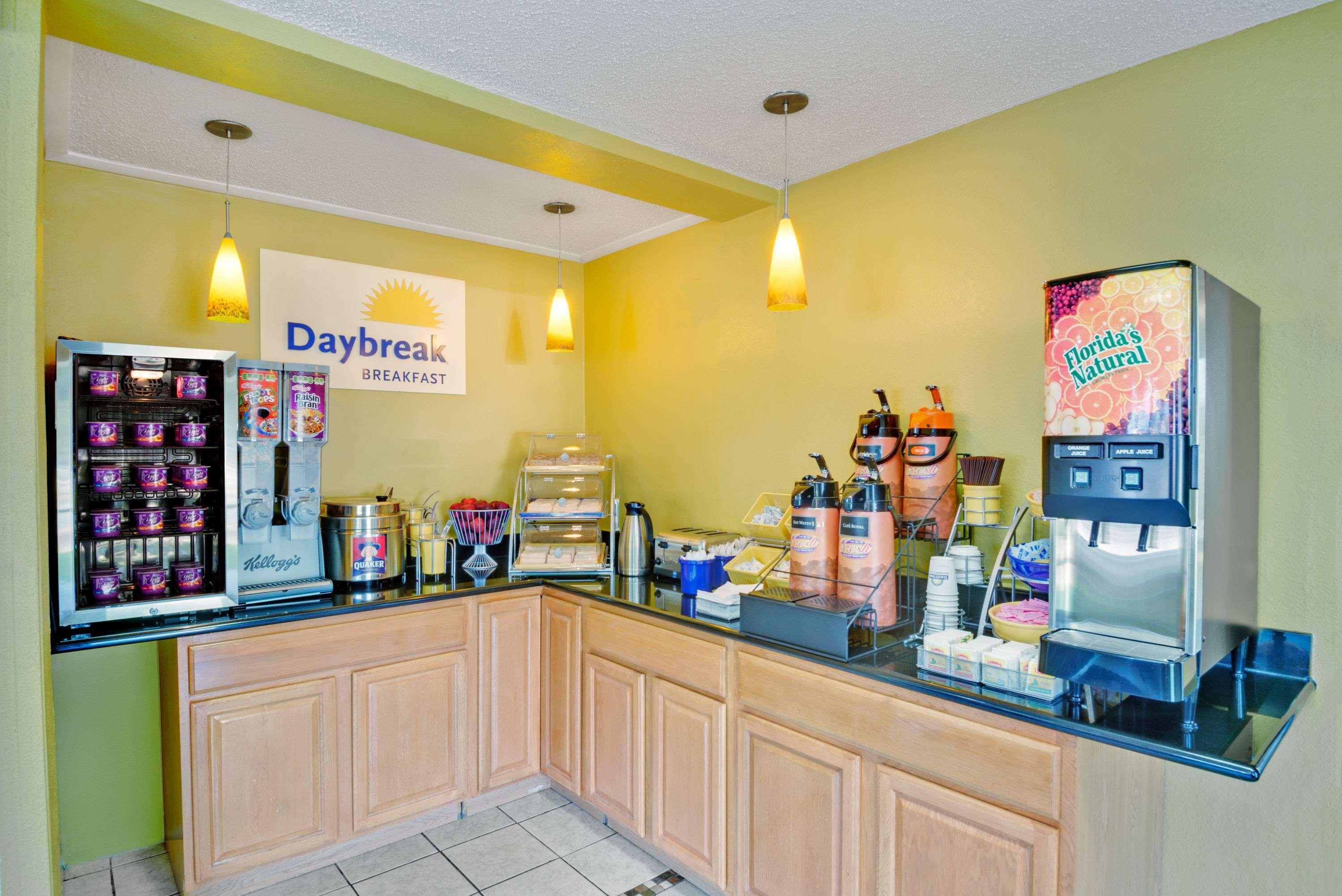 Days Inn By Wyndham Torrington Kültér fotó